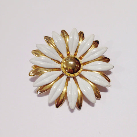 Daisy brooch